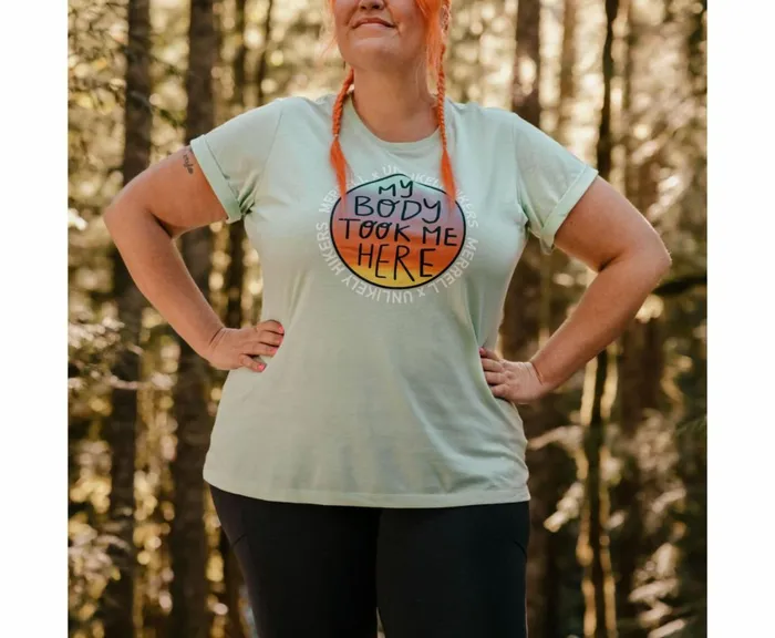 MERRELL Tops Women Unlikely Hikers X Merrell Short Sleeve Tee Extended Sizes Mist Green MERRELL Tops Women Unlikely Hikers X Merrell Short Sleeve Tee Extended Sizes Mist Green