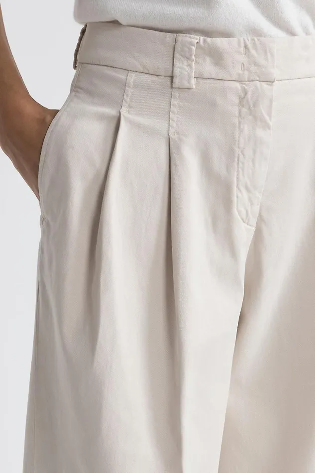 Peserico Trousers Woman Pleated Trousers In Cotton Silk Gabardine And Tencel Pearl Beige Peserico Trousers Woman Pleated Trousers In Cotton Silk Gabardine And Tencel Pearl Beige