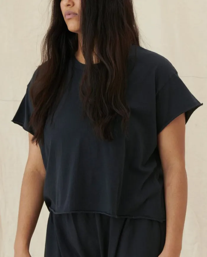 Tops Women039s The Great The Crop Tee Almost Black