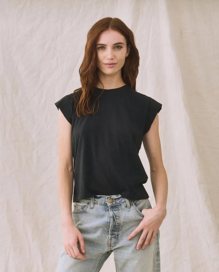Tops Women039s The Great The Peak Shoulder Tee Almost Black