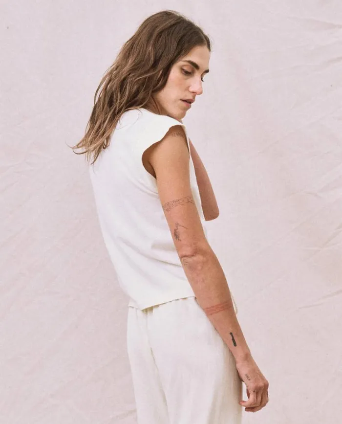 Tops Women039s The Great The Peak Shoulder Tee Washed White