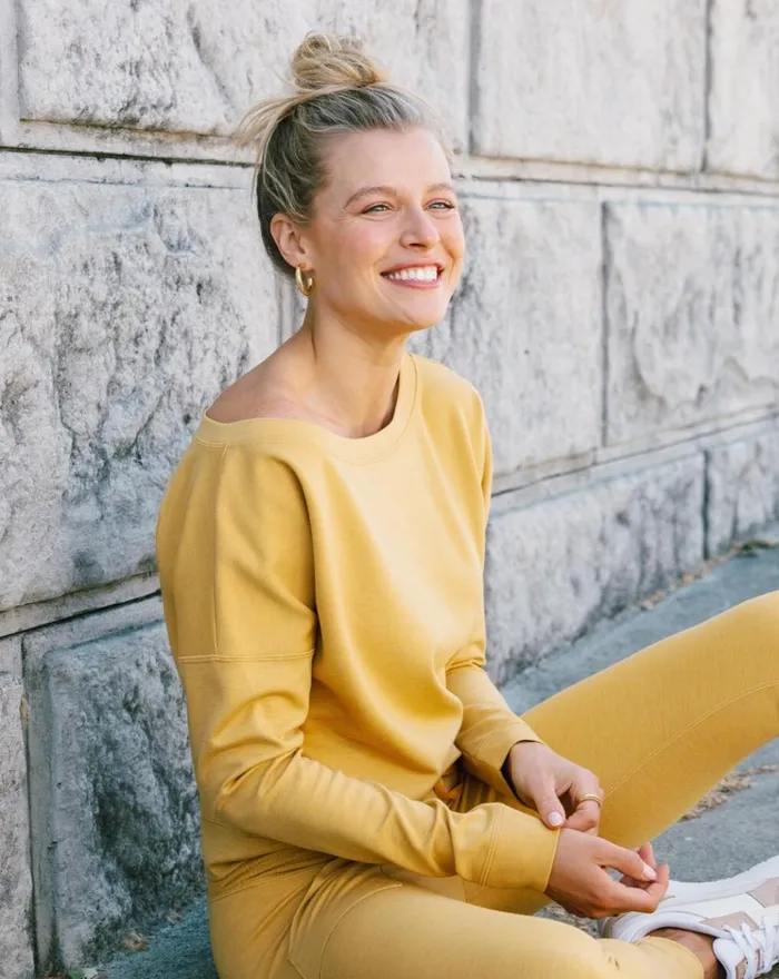 Women All Tops TravisMathew PORTUGAL OFF THE SHOULDER PONTE TOP Heather Bright Gold