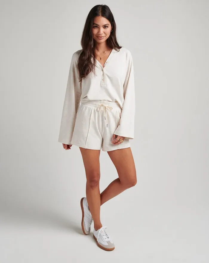 Women Shorts TravisMathew SALT IN THE AIR CLOUD FRENCH TERRY SHORT Heather Eggnog