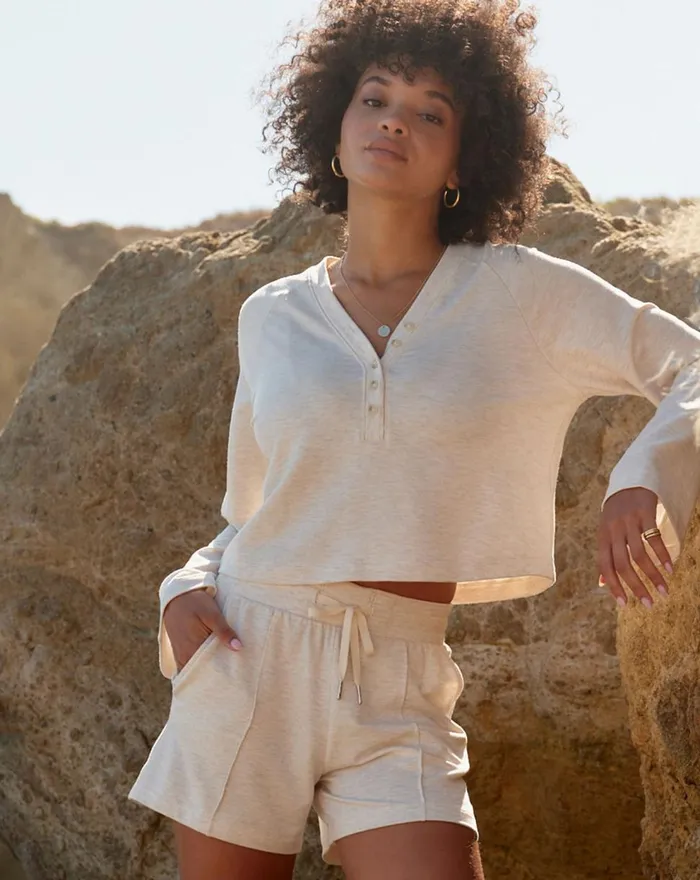 Women Shorts TravisMathew SALT IN THE AIR CLOUD FRENCH TERRY SHORT Heather Eggnog